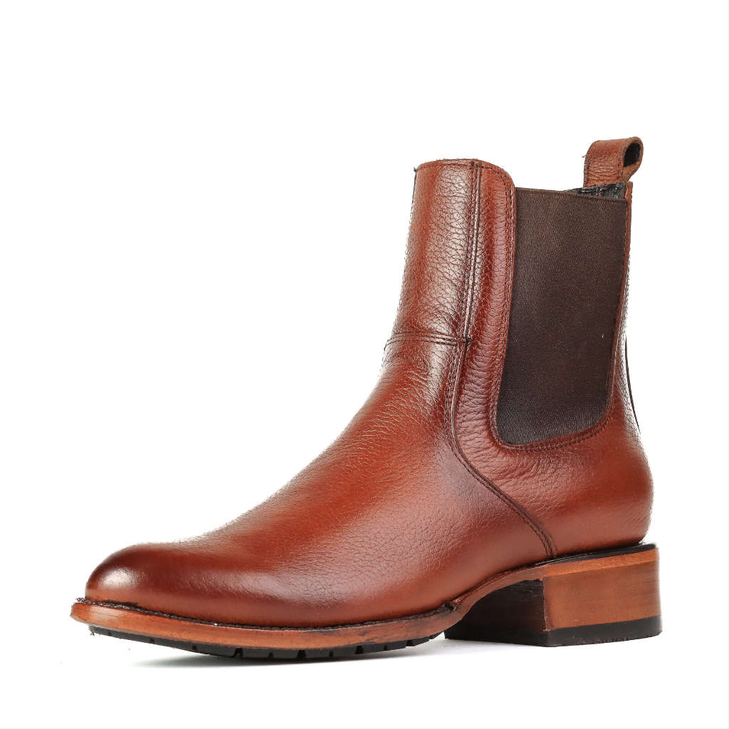 Vista lateral del botín en piel de venado color café.