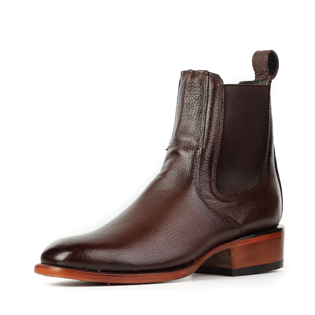 Botín marrón visto de perfil lateral.