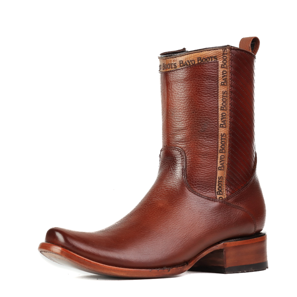 Vista lateral del botín en piel de venado color café.