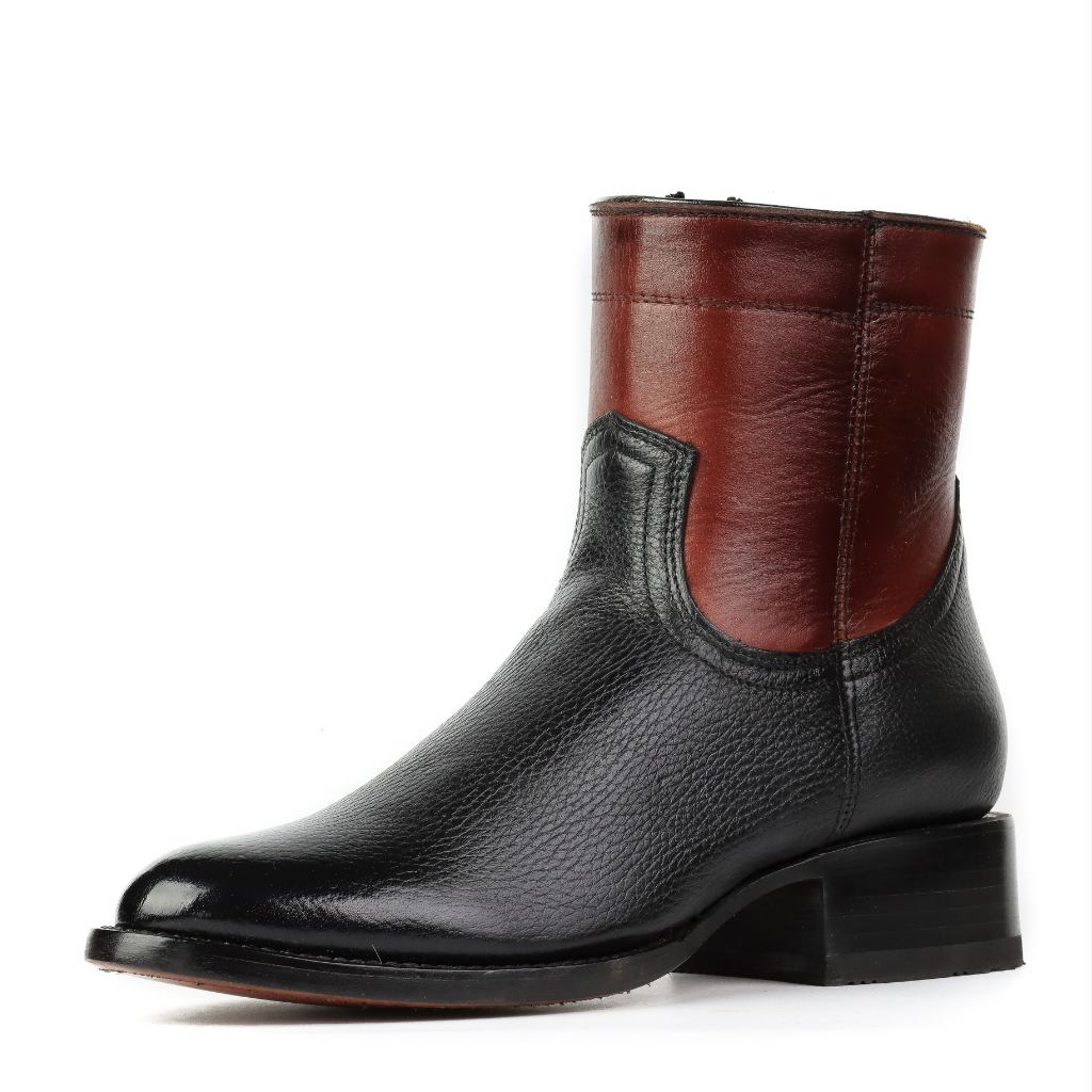 Vista lateral del botín marrón y negro.