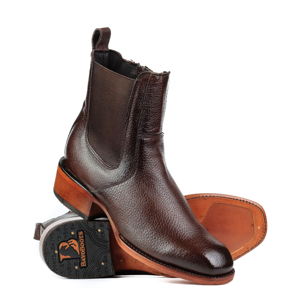 Vista diagonal con suela visible.