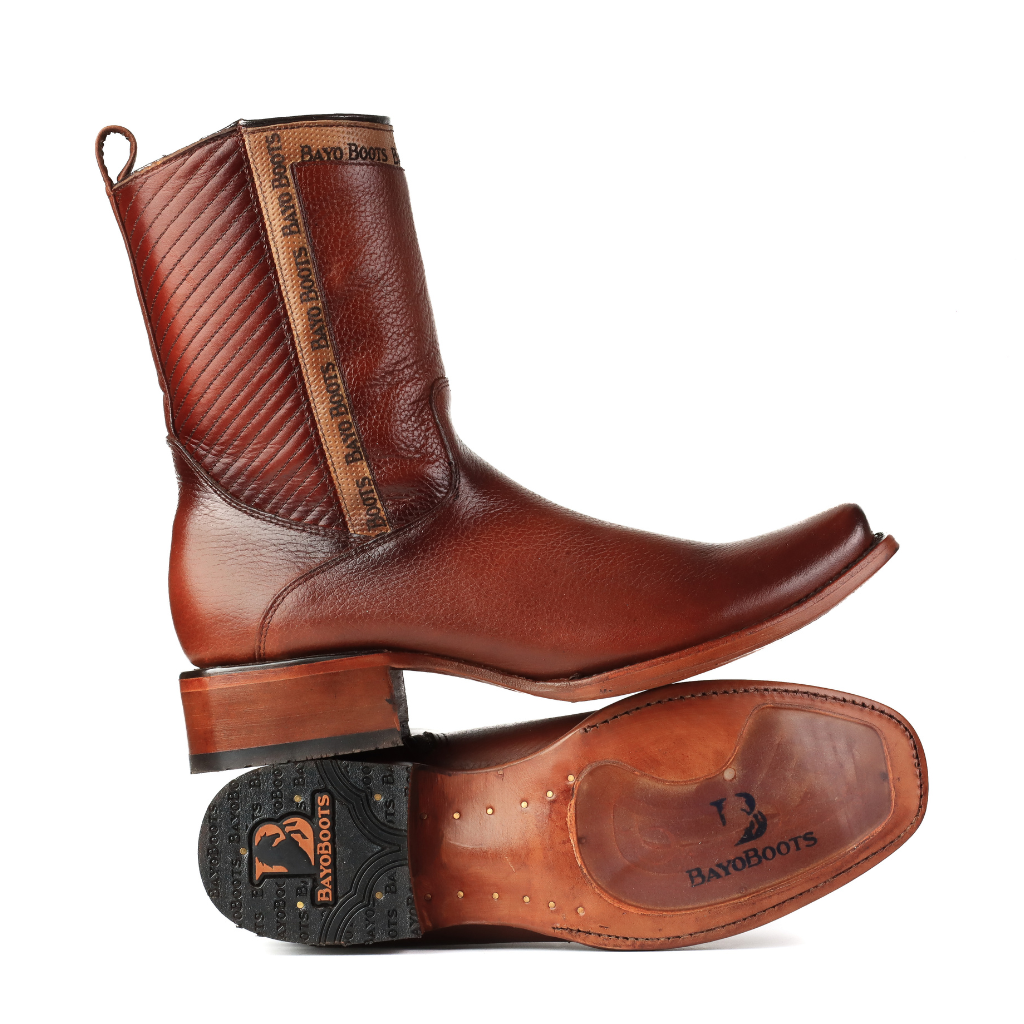 Vista lateral mostrando el tacón y el tubo.