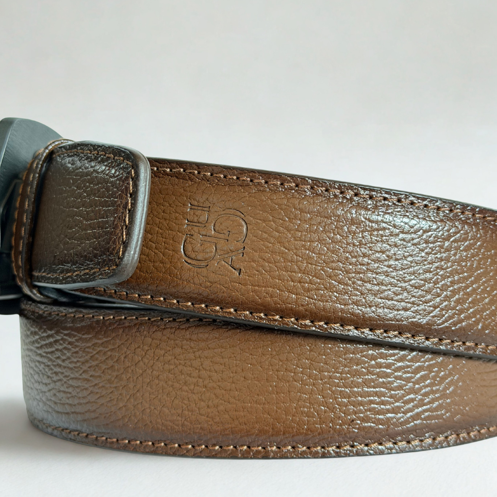 Vista lateral con detalle a la textura de la piel y logo.