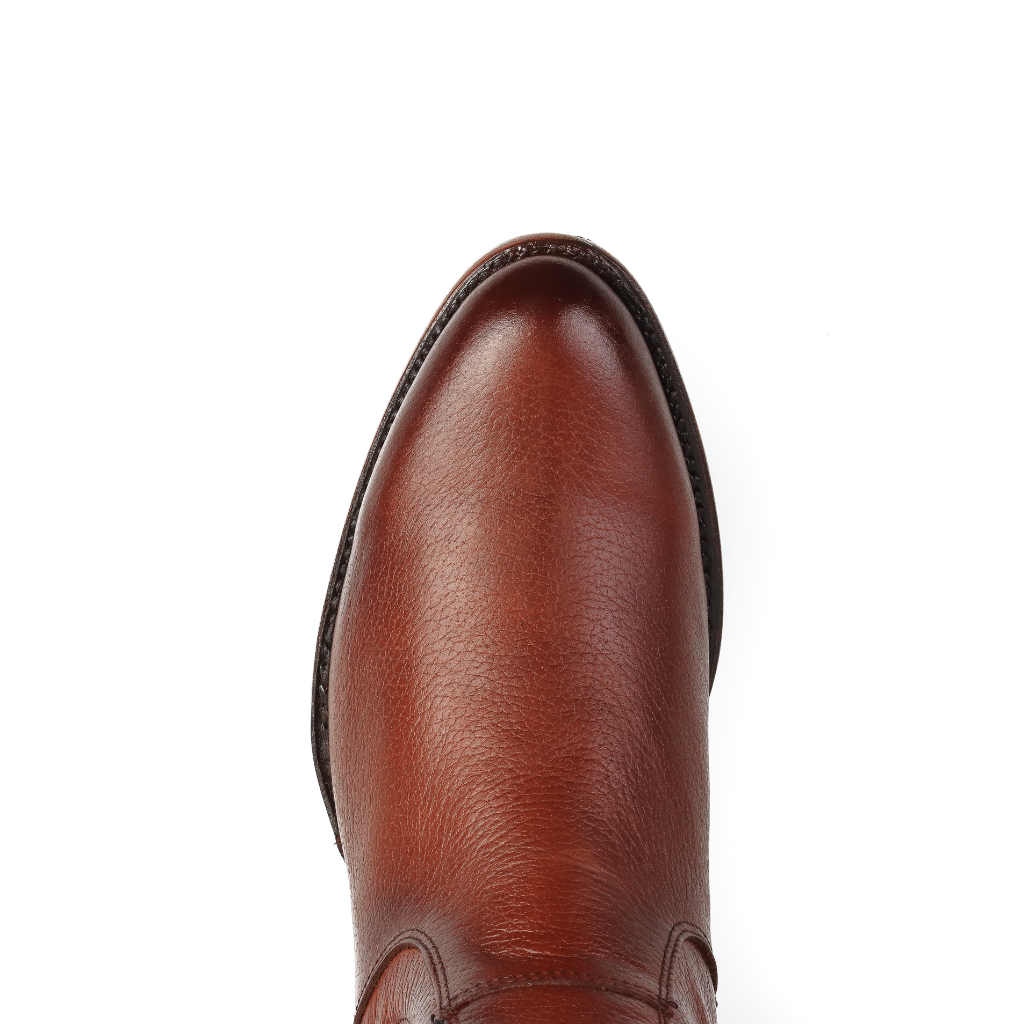 Vista frontal resaltando la punta y el acabado de la piel.