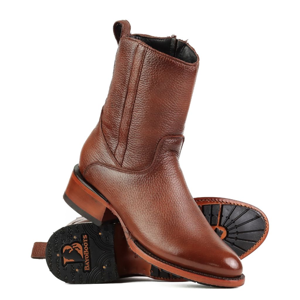 Bota en posición diagonal destacando la suela y el tacón.