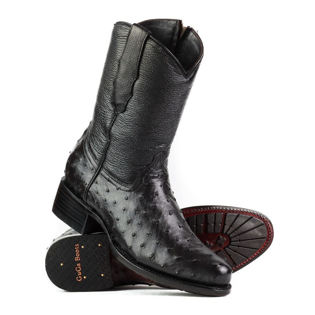 Bota inclinada destacando el tacón y la forma del tubo.