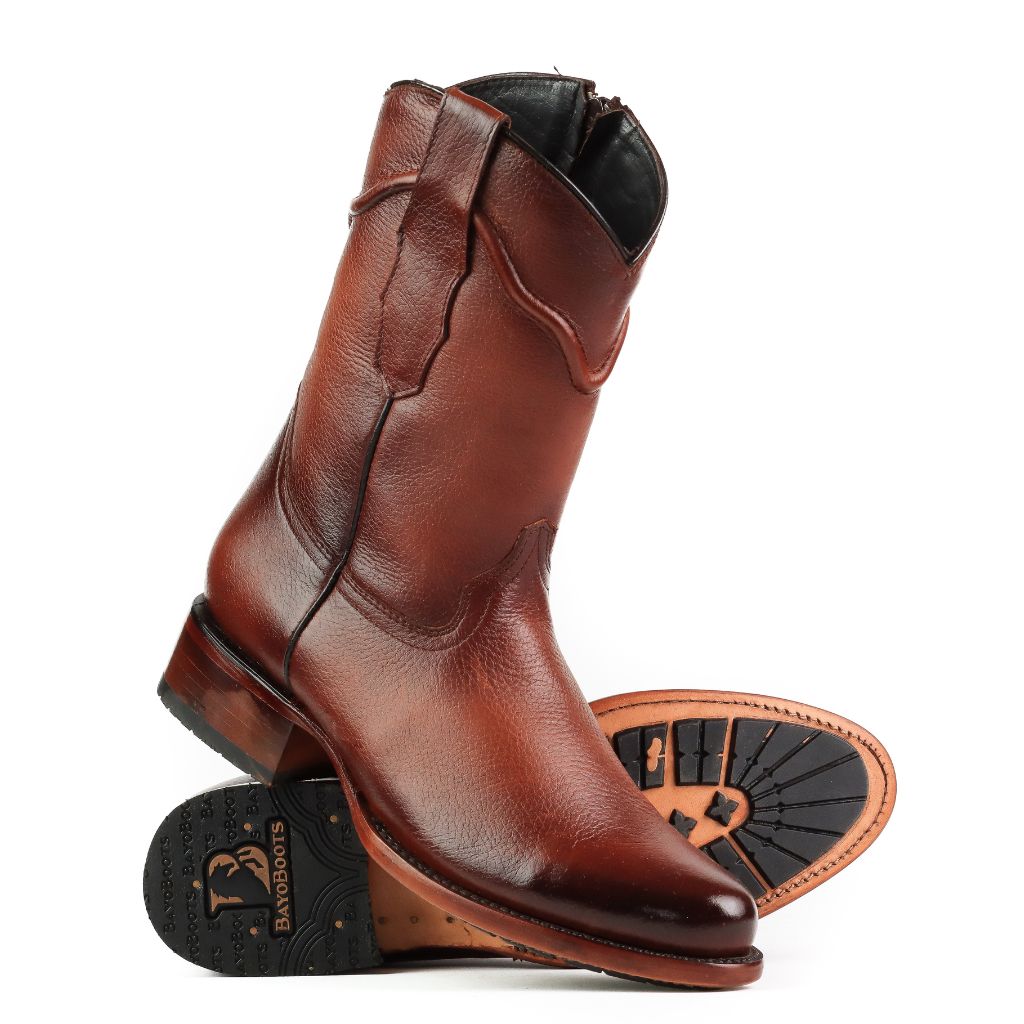 Bota invertida mostrando la suela detallada y el tubo recto.