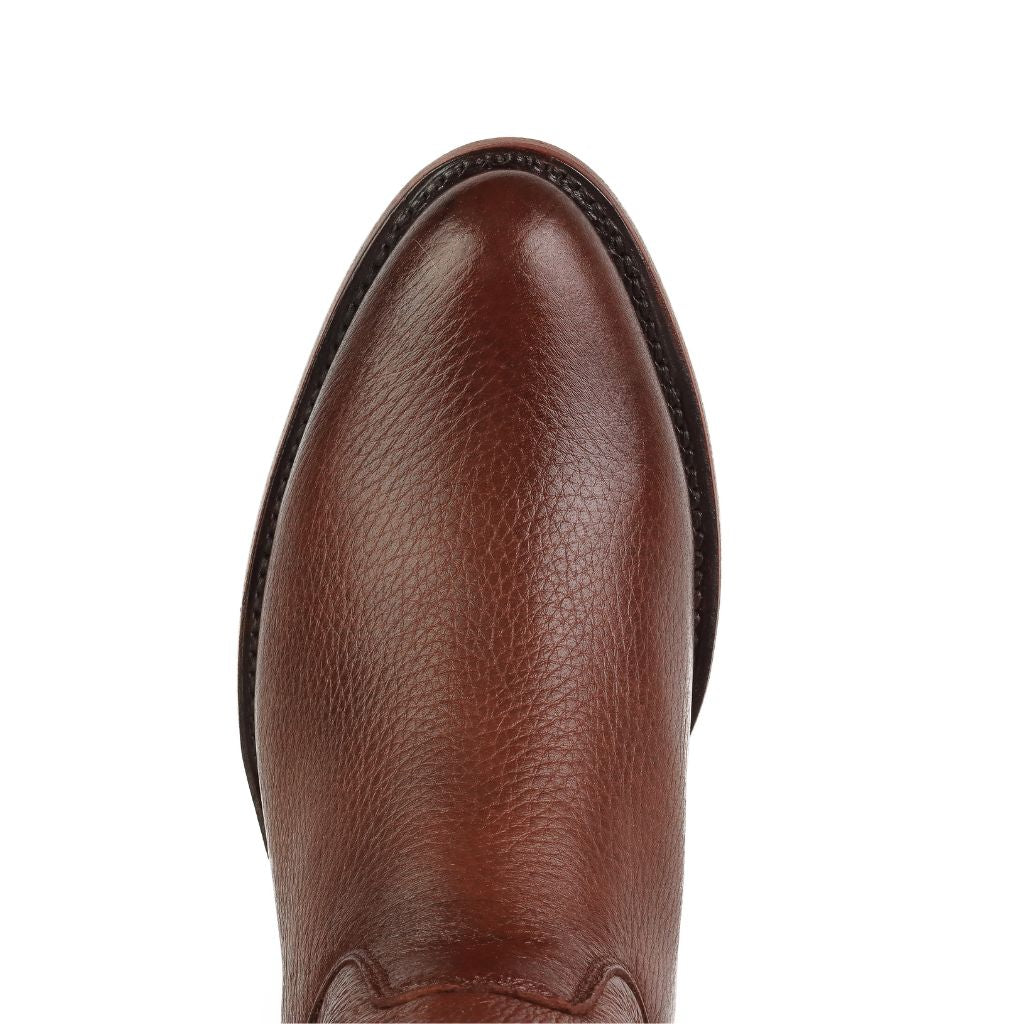 Vista superior mostrando la punta ovalada y el brillo del cuero.