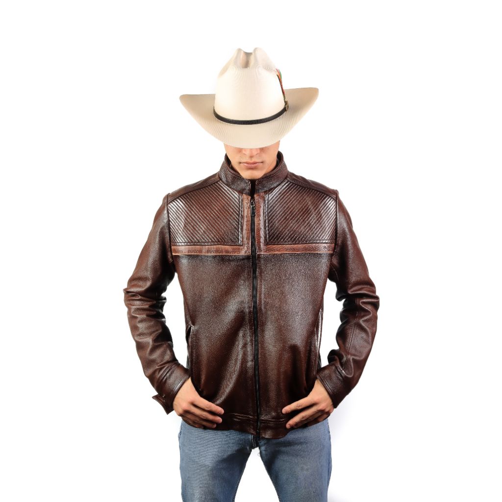 Vista frontal del modelo con chaqueta bomber color chocolate.