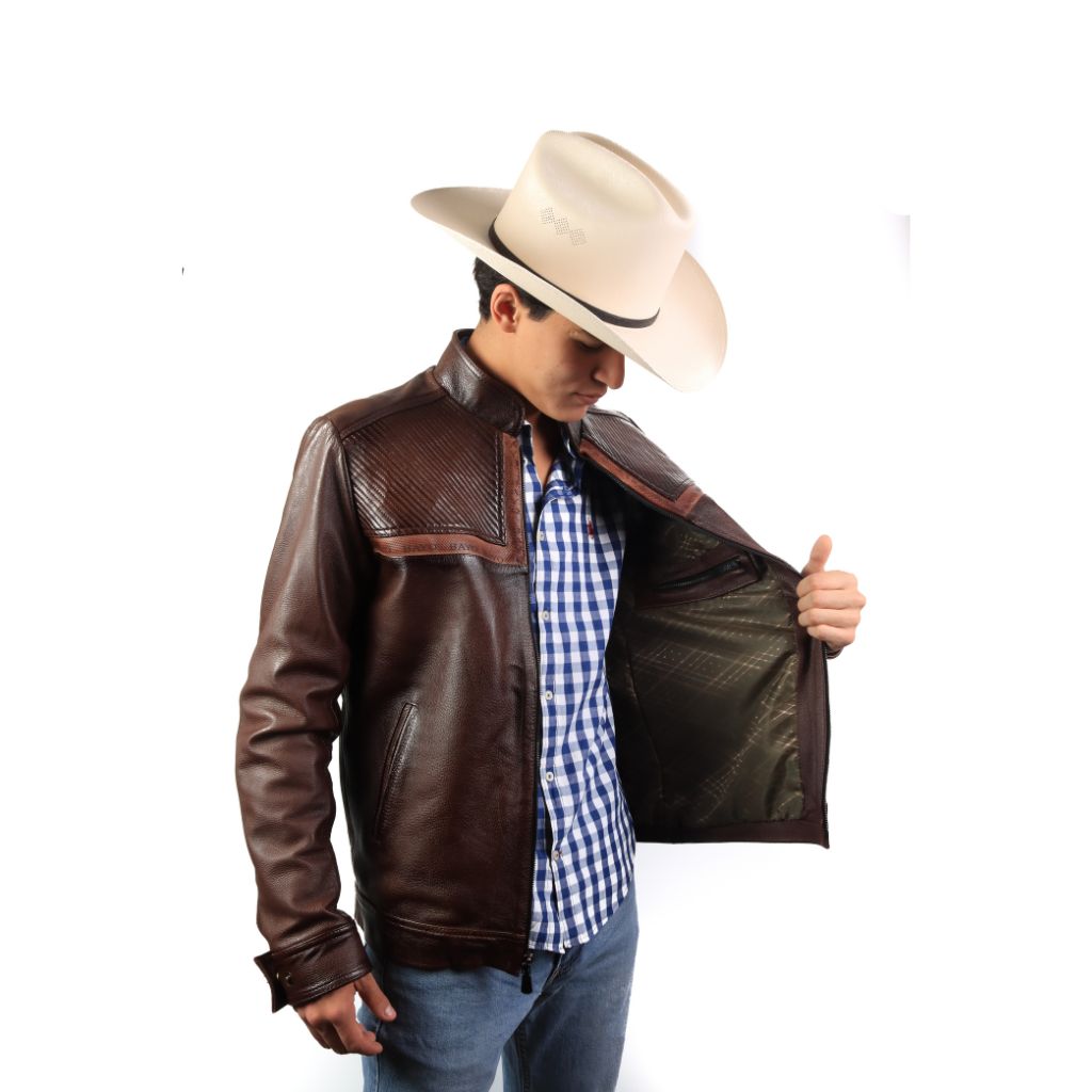 Modelo abriendo la chaqueta para mostrar el forro interior.