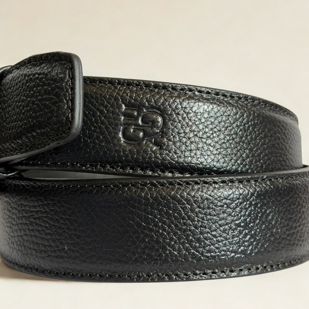 Vista lateral con detalle a la textura de la piel y logo.