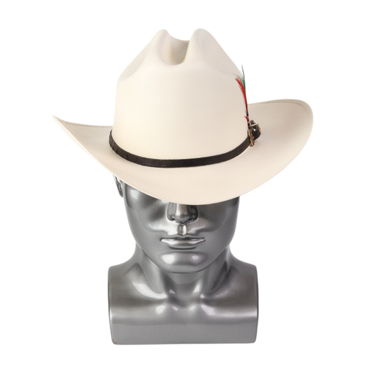 Vista frontal mostrando copa alta con hendiduras marcadas y ala curvada.