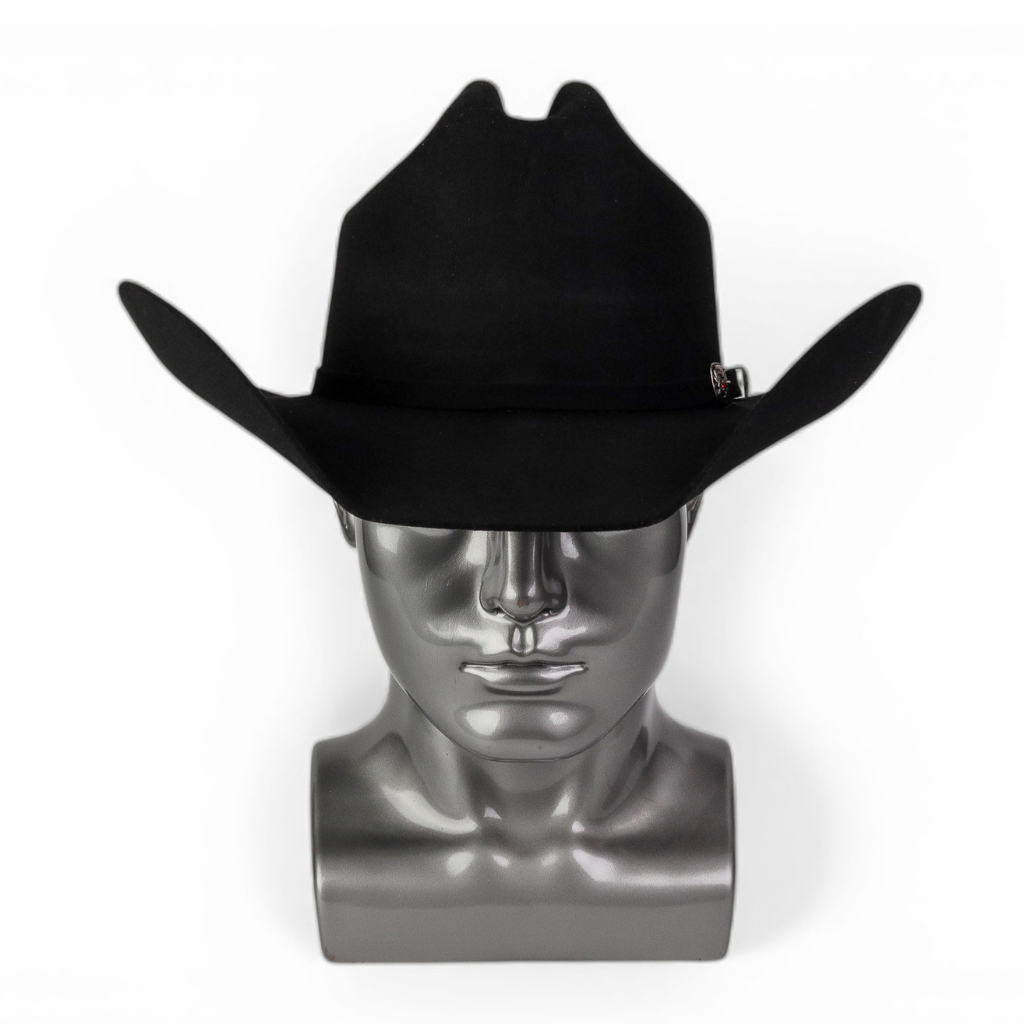 Vista frontal del sombrero sobre maniquí metálico.