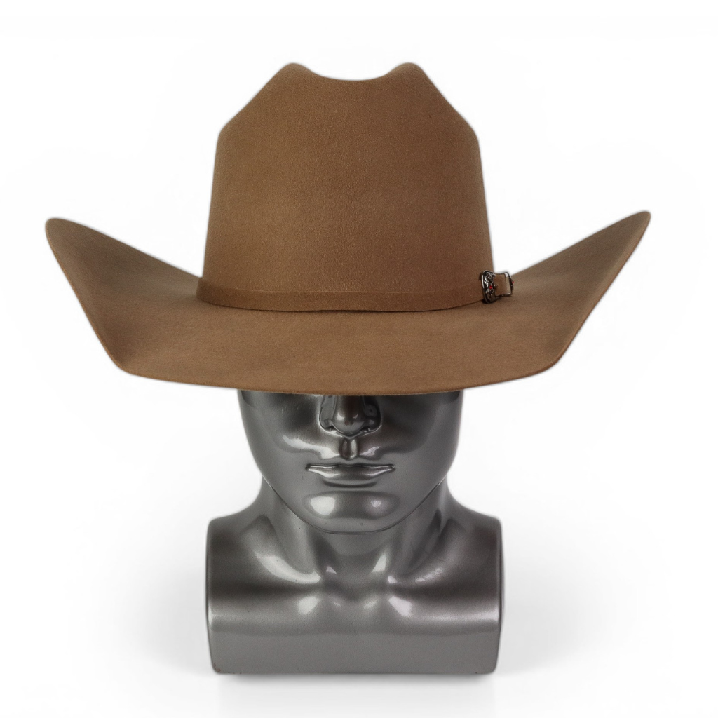 Vista frontal del sombrero sobre maniquí metálico.