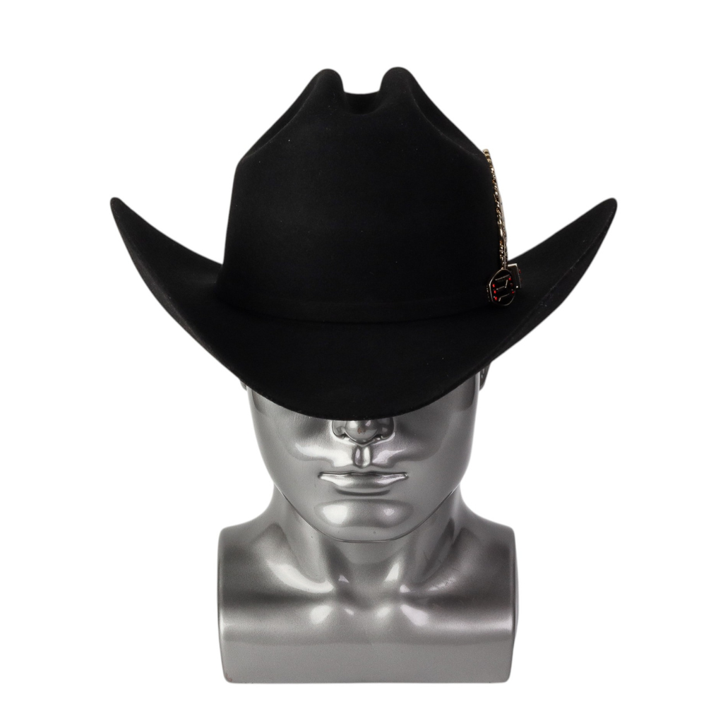 Vista frontal mostrando copa alta con hendidura central y ala curvada.