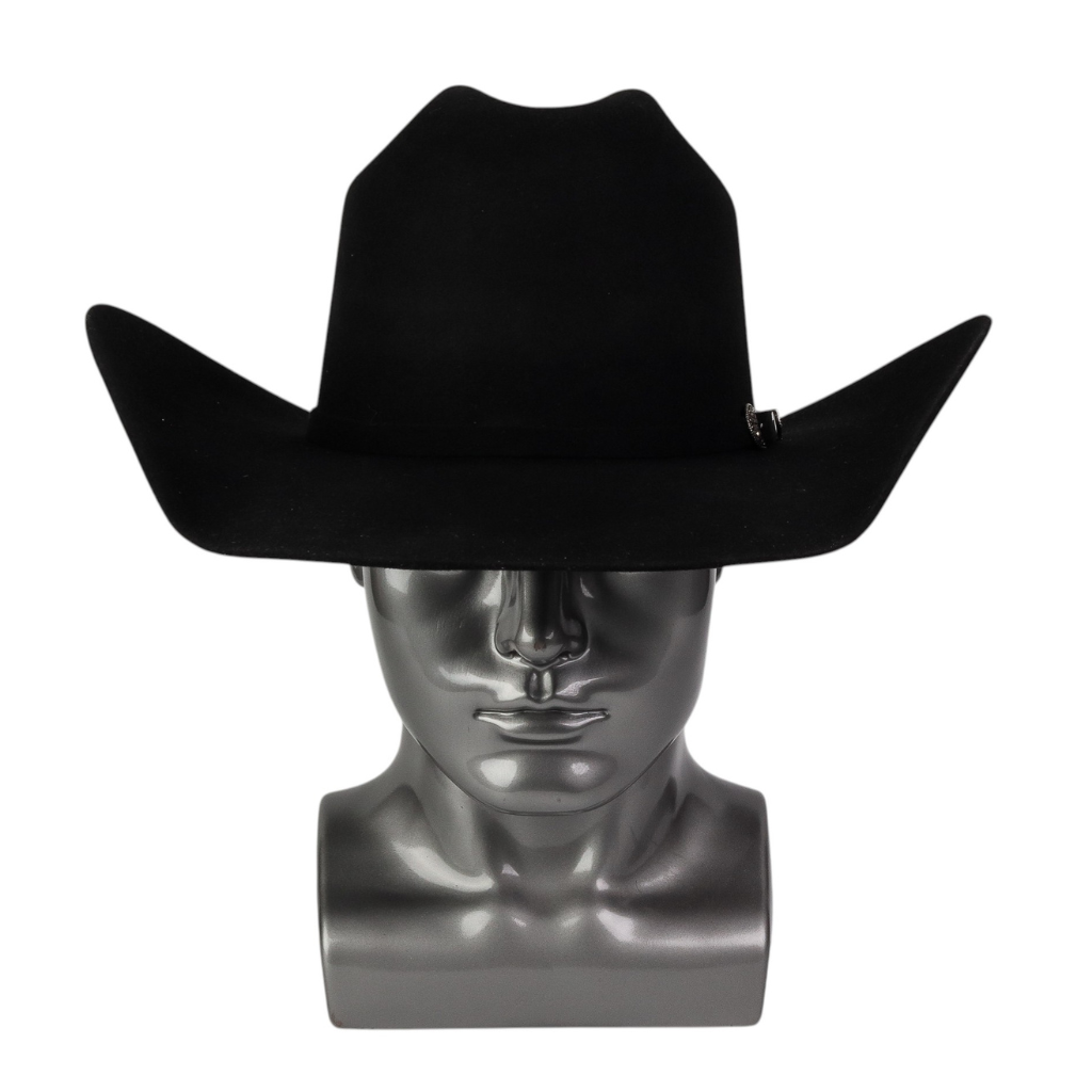 Vista frontal del sombrero sobre maniquí metálico.