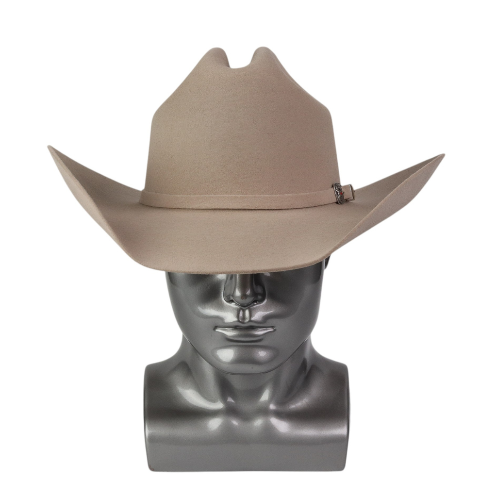 Vista frontal del sombrero sobre maniquí metálico.