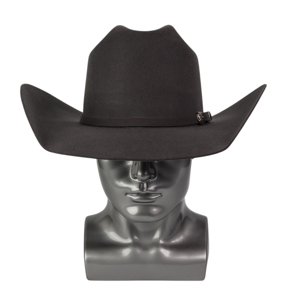 Vista frontal del sombrero sobre maniquí metálico.