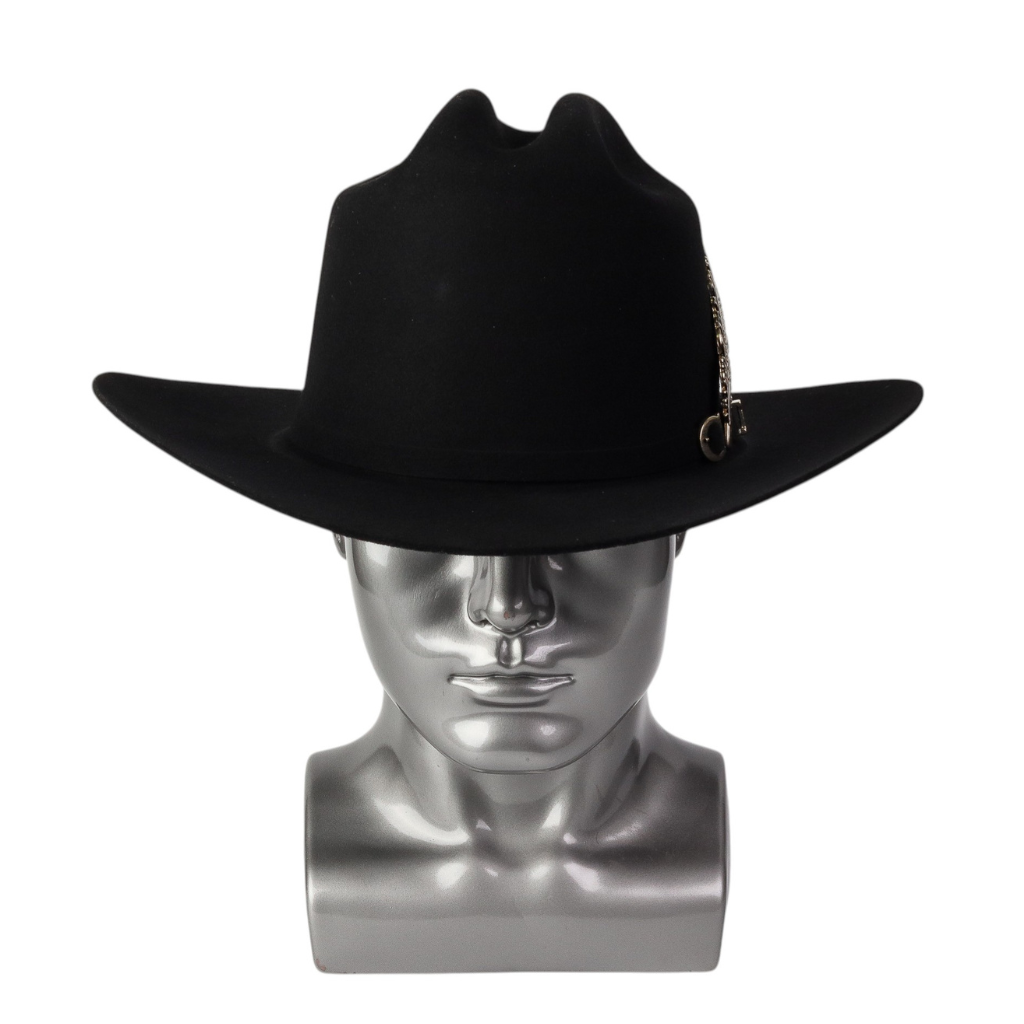 Vista frontal mostrando copa alta con hendiduras marcadas y ala amplia.