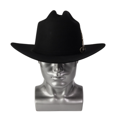 Vista frontal mostrando copa alta con hendiduras marcadas y ala amplia.