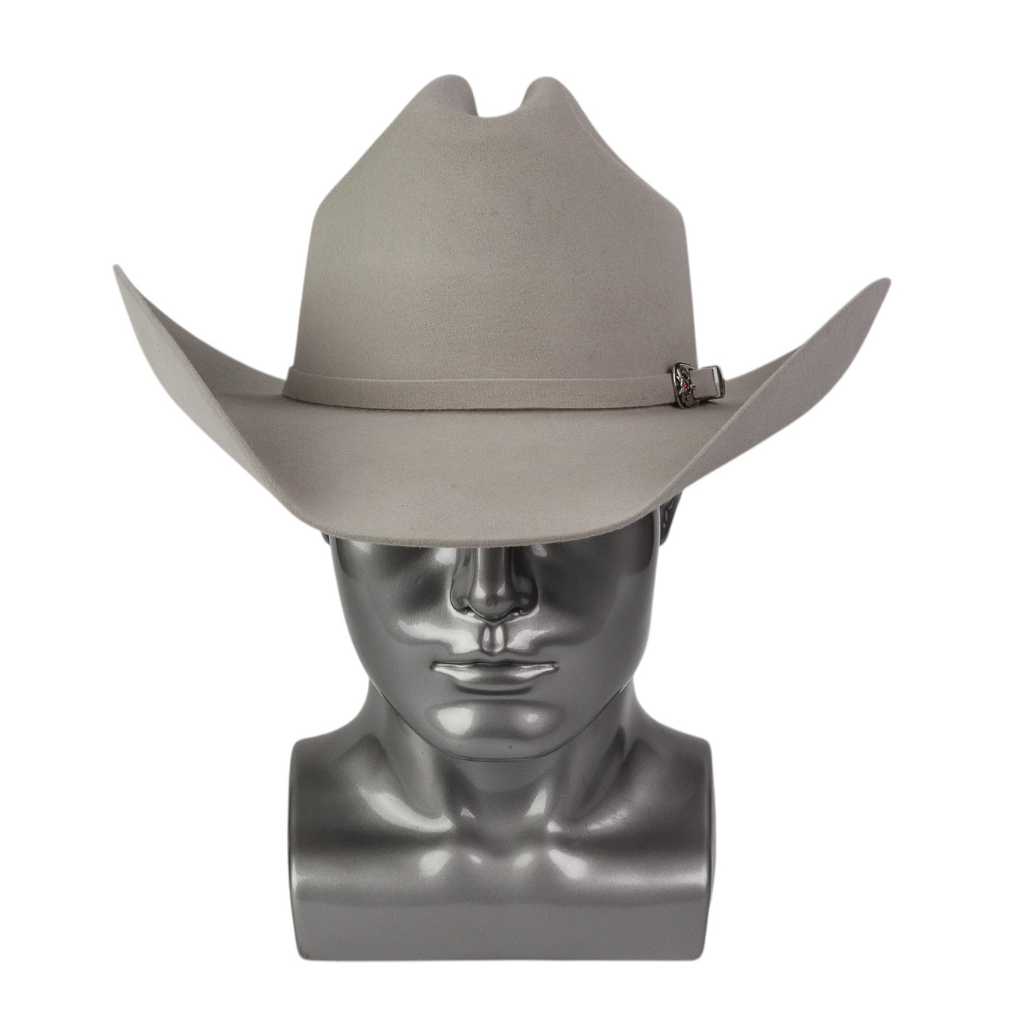 Vista frontal del sombrero sobre maniquí metálico.