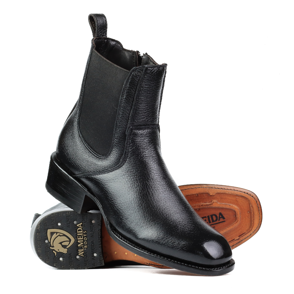 Vista diagonal con suela visible.