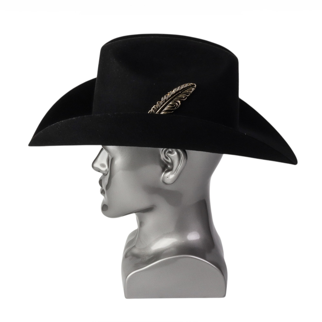 Vista lateral derecha destacando la silueta western clásica.