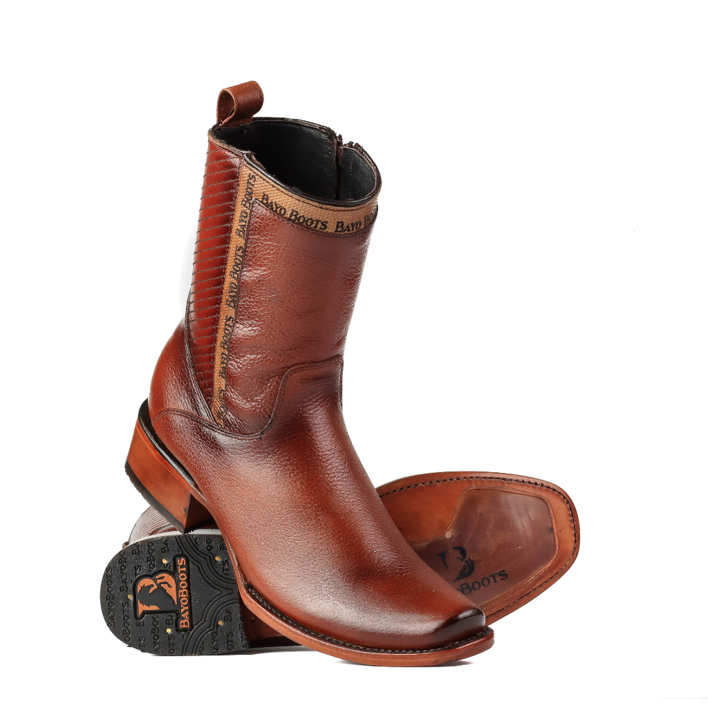 Vista frontal-lateral mostrando la silueta completa.