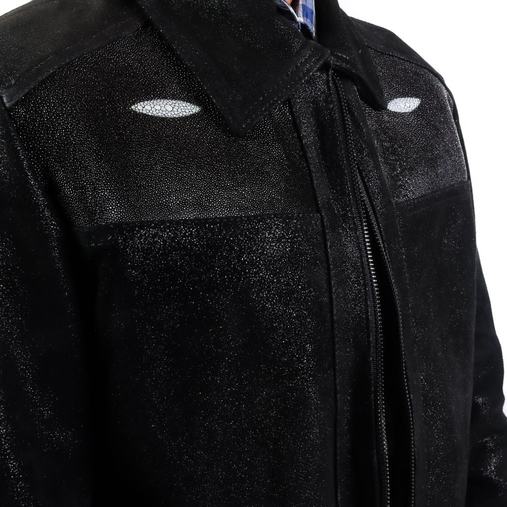 Detalle cercano del material y textura de la chaqueta en color negro.