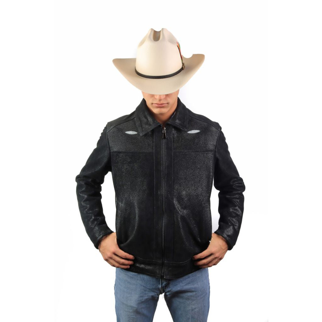 Vista frontal del modelo con chaqueta negra tipo bomber.