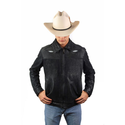 Vista frontal del modelo con chaqueta negra tipo bomber.