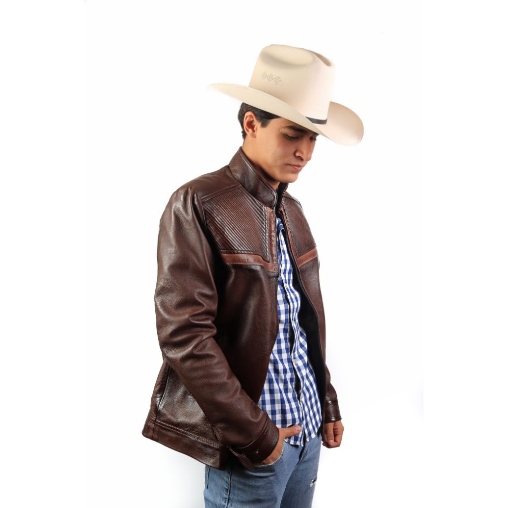 Vista lateral mostrando el corte moderno y detalles del frente.