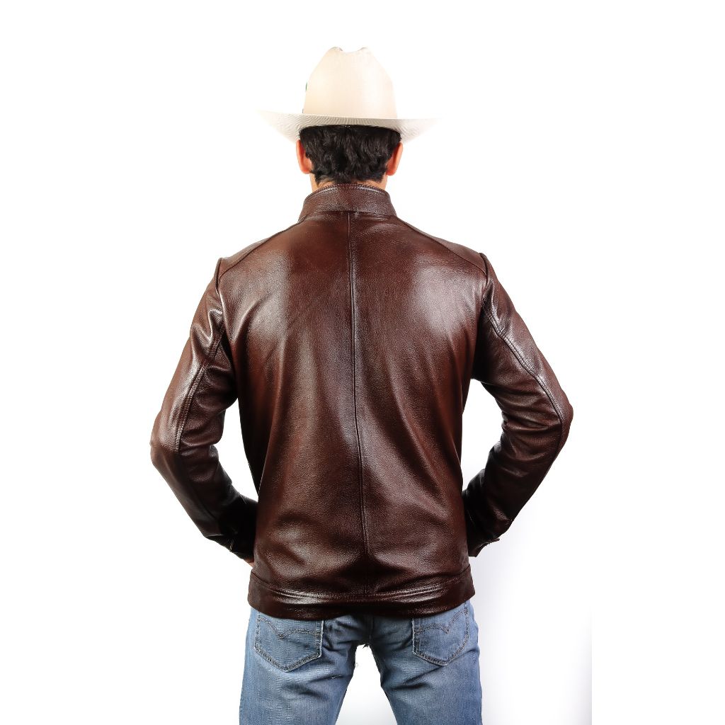 Vista trasera destacando las costuras y el diseño del respaldo.