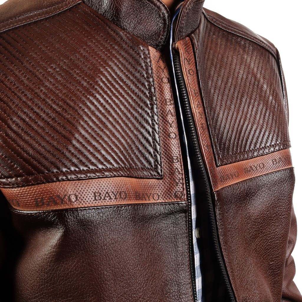 Detalle cercano del material y textura superior de la chaqueta.