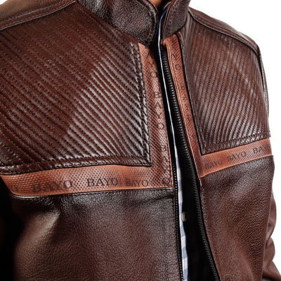 Detalle cercano del material y textura superior de la chaqueta.