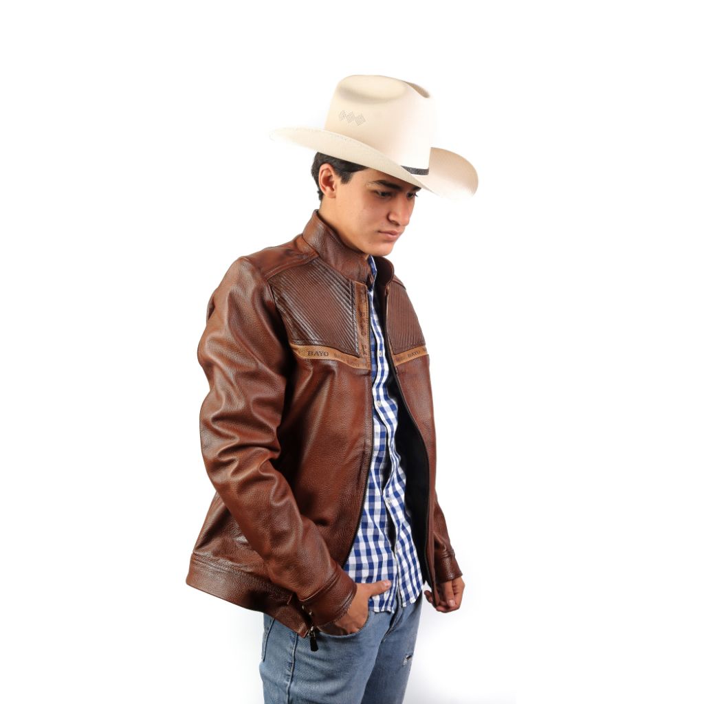 Vista lateral mostrando el corte moderno y detalles del frente.