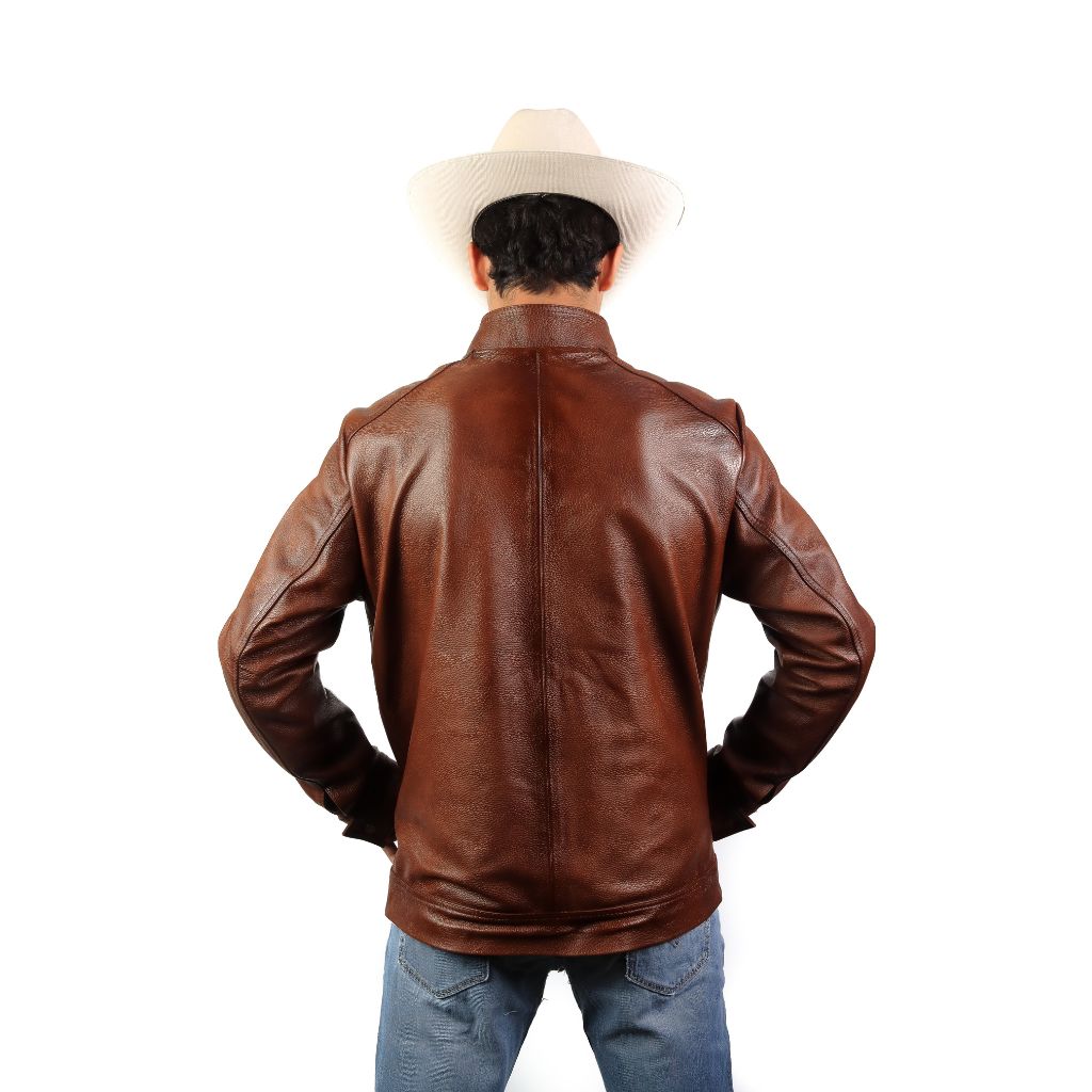 Vista trasera destacando las costuras y el diseño del respaldo.