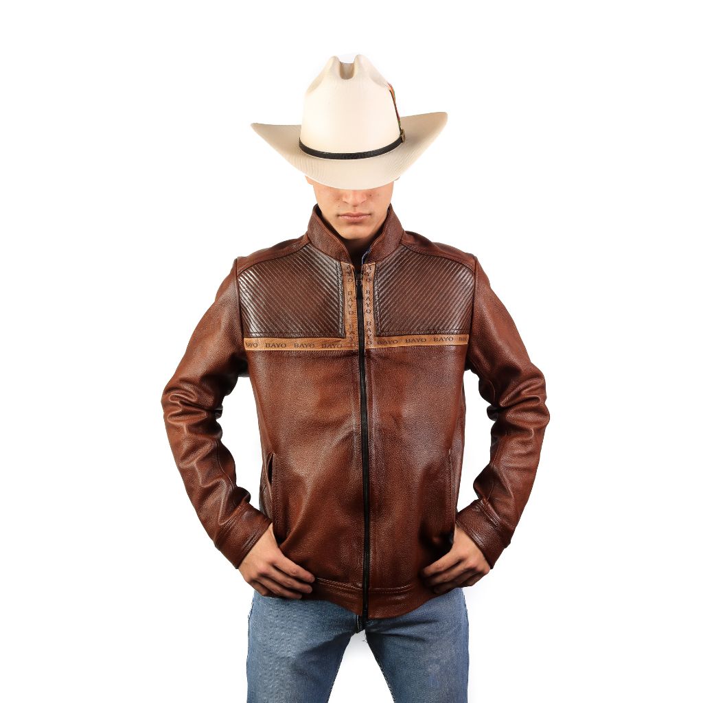 Vista frontal del modelo con chaqueta café tipo bomber.