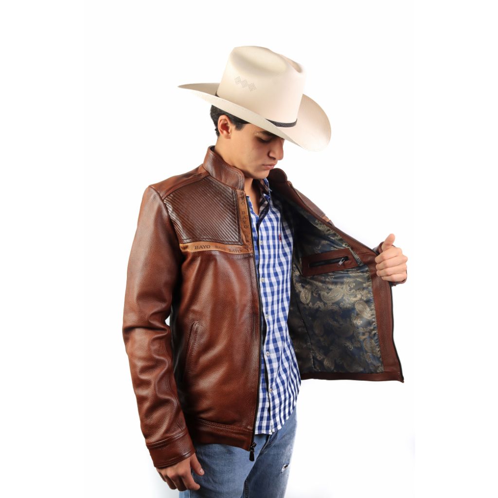 Modelo abriendo la chaqueta para mostrar el forro interior.