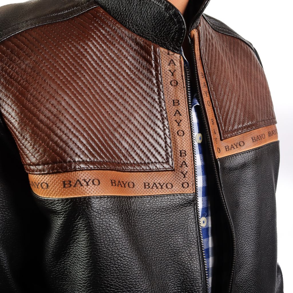 Detalle cercano del material y textura superior de la chaqueta.