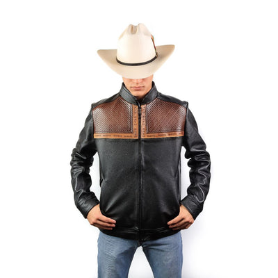 Vista frontal del modelo con chaqueta bomber negra y detalles en café.