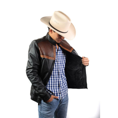 Modelo abriendo la chaqueta para mostrar el forro interior.
